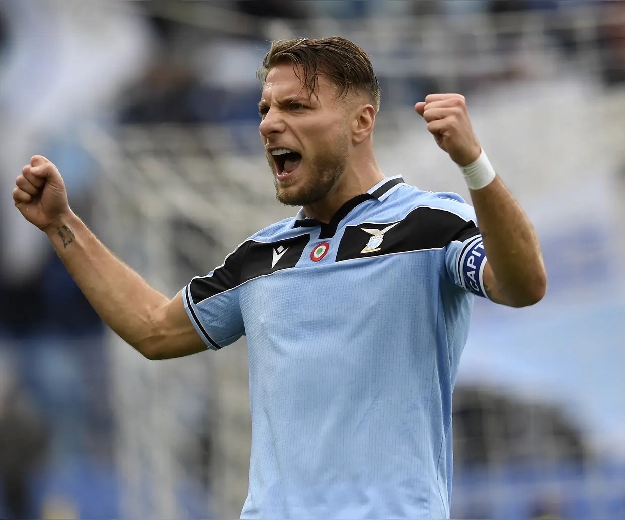 阿贾克斯今夜完成体检，志在欧冠名次提升，赛场秩序良好，更衣室氛围转暖的简单介绍